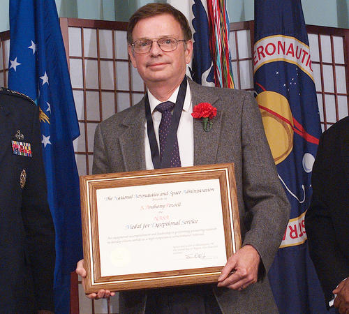 Anthony Powell receives NASA’s Exceptional Service Medal for his pioneering research in silicon carbide semiconductors (2002). Photo by NASA.