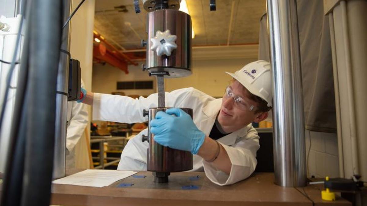 Student in lab utilizing recycled human hair to help repair bridges and buildings across Kentucky and beyond.