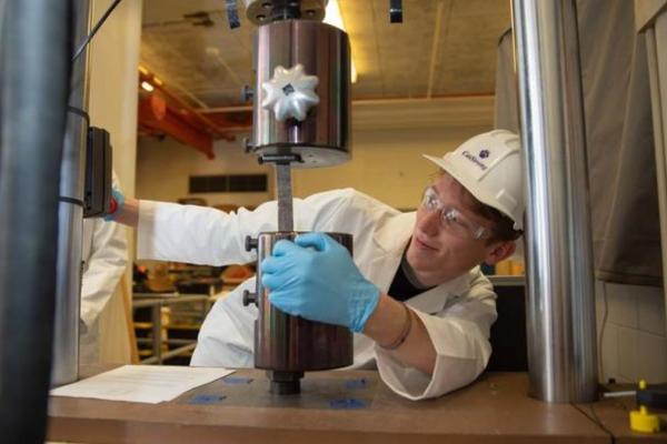 Student in lab utilizing recycled human hair to help repair bridges and buildings across Kentucky and beyond.