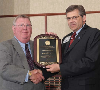 Sam Johnson (left) receiving the Distinguished Alumni Award from Mining Foundation Chair Steve Gardner.