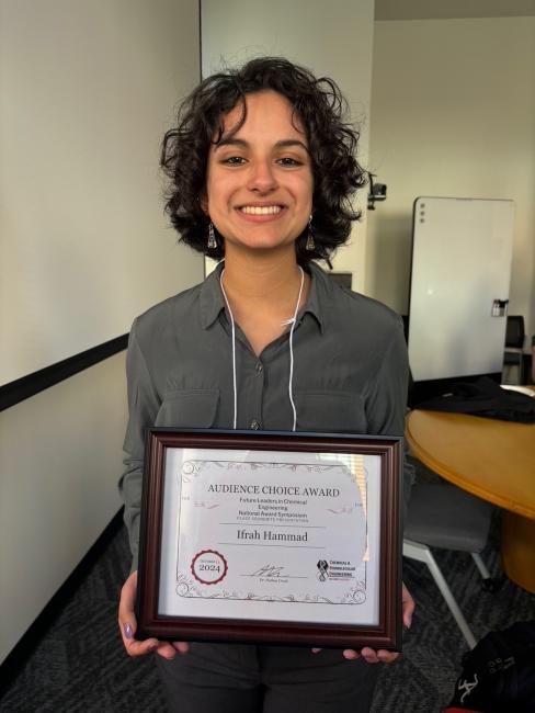 Ifrah Hammad displaying her Best Soundbite award.